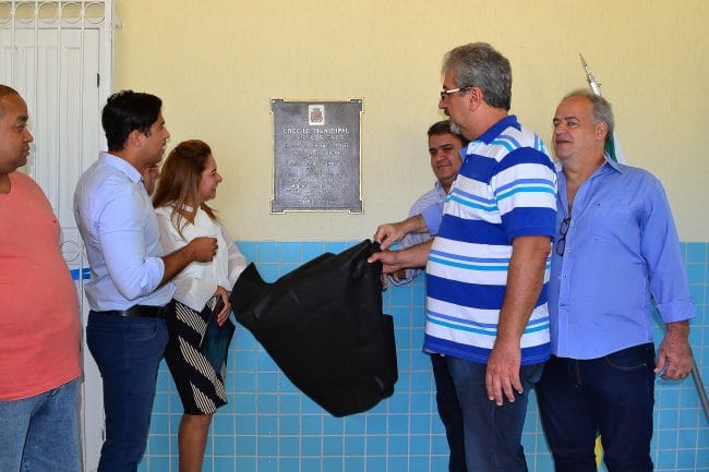 Mario Esteves e Glorinha Guimarães inauguram creche ao lado de vereadores