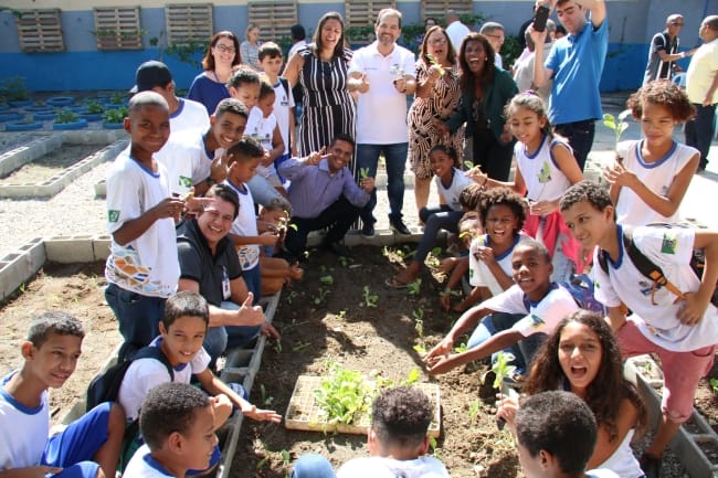 Secretário de Agricultura, Eduardo Lopes, participa de lançamento do Projeto “Mãos à horta, ao lado de alunos da baixada fluminense