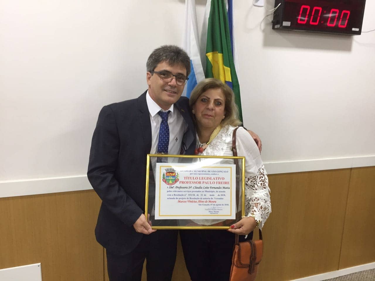 Vereador homenageia professora pelos 31 anos de dedicação à educação de São Gonçalo