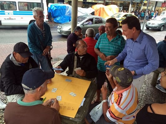 crivella-conversa-com-eleitores-em-Bonsucesso-e-na-Penha-jogando-domino-624x468