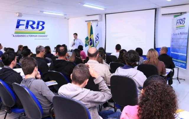 curso-politica-frb-alunos-idiomas-brasilia-leonardo-barreto-prb-foto-carlos-gonzaga-24-06-15-01